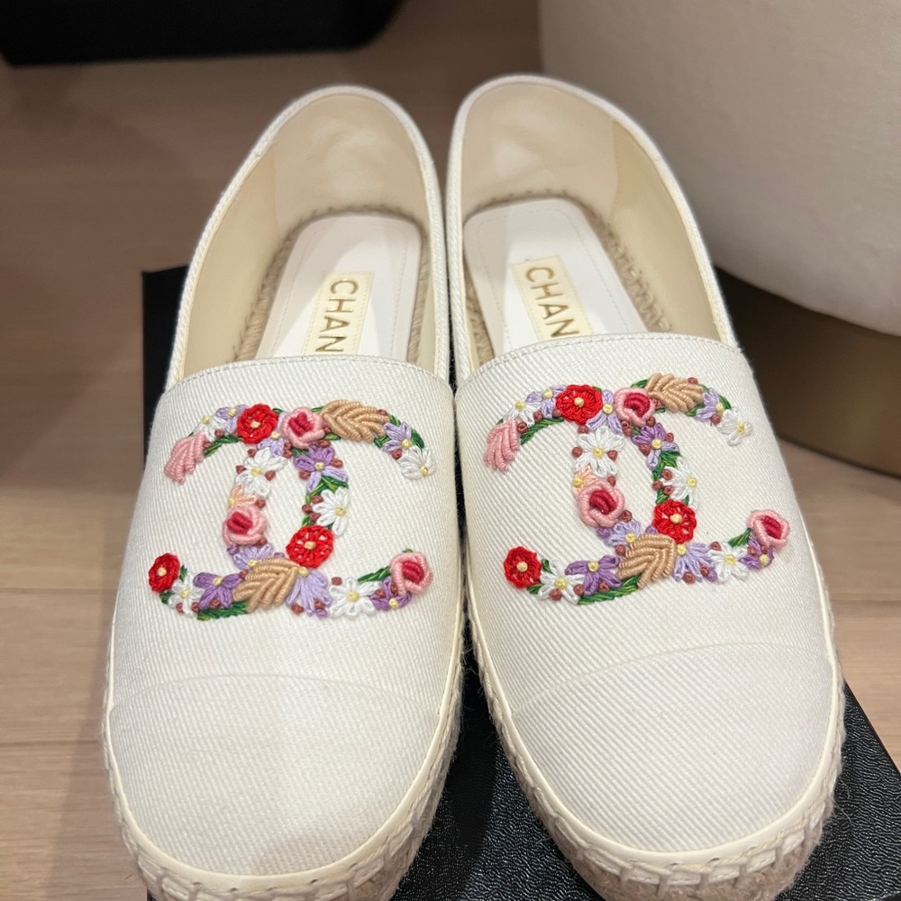 CHANEL SPRING / SUMMER 2025 Women's White Espadrilles with Colorful Embroidery